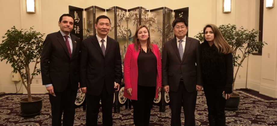 Cónsul General de Colombia en Shanghai, Luz Helena Echeverry, se reunió con Zhu Congjiu, Vice Gobernador de la Provincia de Zhejiang